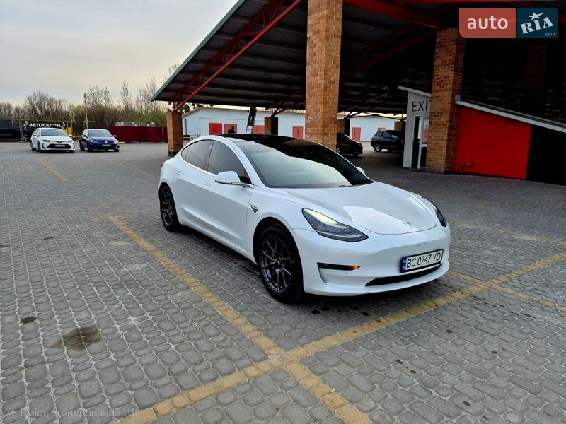 Седан Tesla Model 3 2019 в Львове