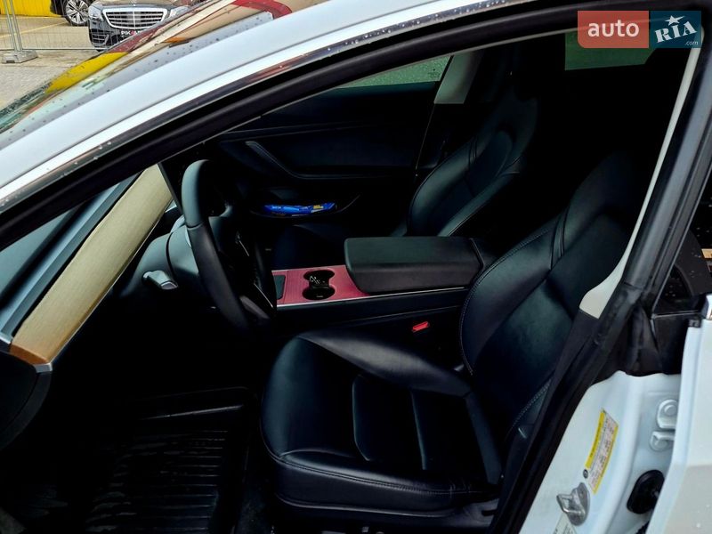 Седан Tesla Model 3 2019 в Львове