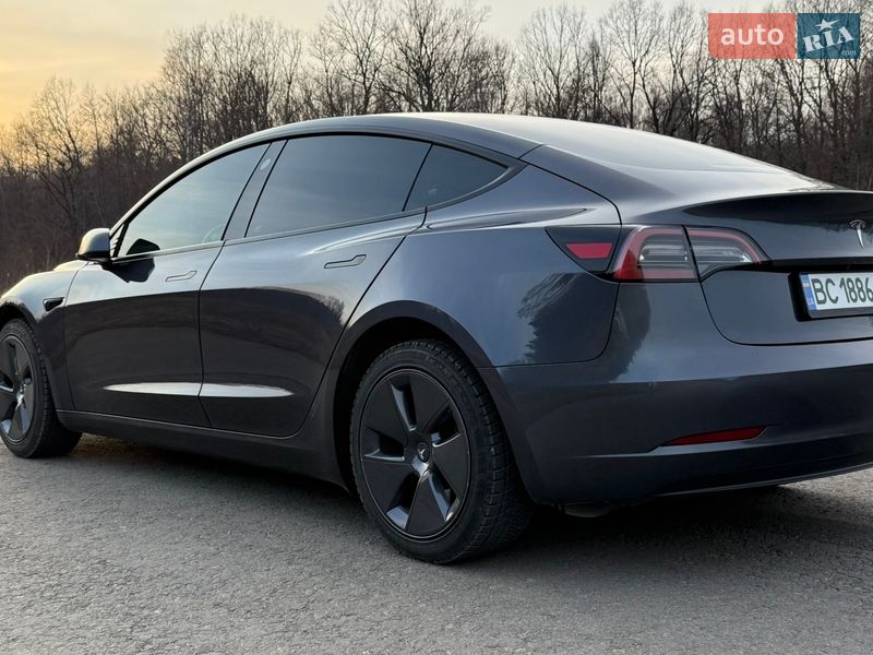 Седан Tesla Model 3 2023 в Трускавце