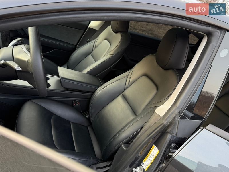 Седан Tesla Model 3 2023 в Трускавце