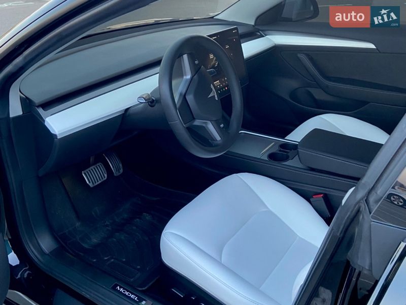 Седан Tesla Model 3 2023 в Киеве