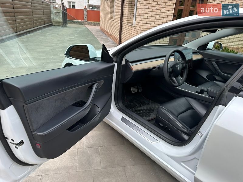 Седан Tesla Model 3 2020 в Коростені