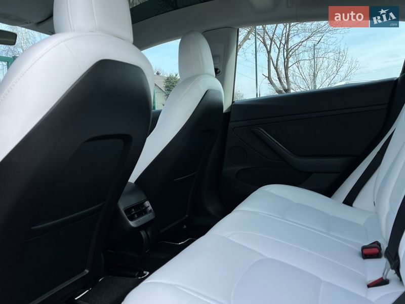 Седан Tesla Model 3 2022 в Коломиї