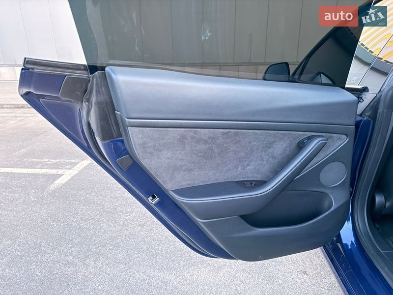 Седан Tesla Model 3 2022 в Киеве