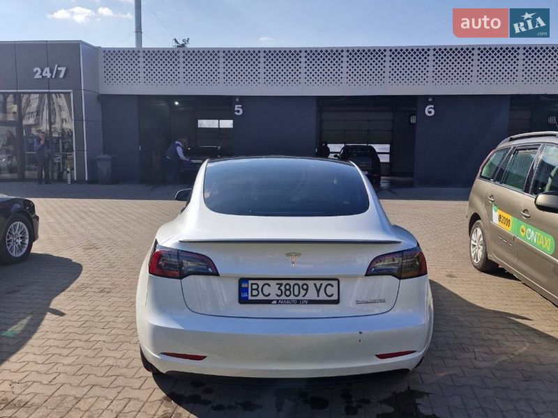 Седан Tesla Model 3 2022 в Львове