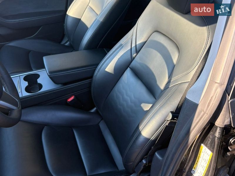Седан Tesla Model 3 2021 в Ровно