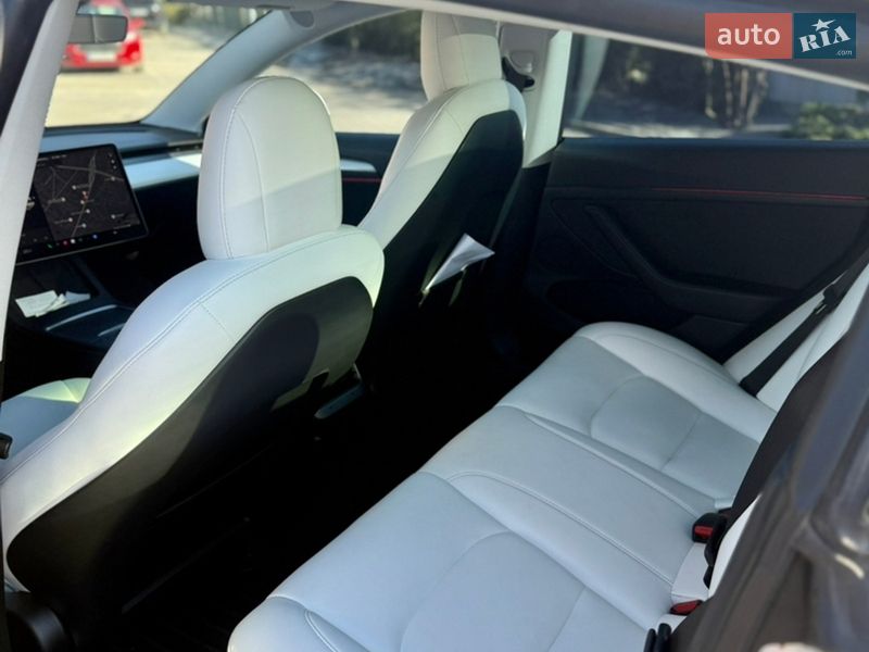 Седан Tesla Model 3 2021 в Львове