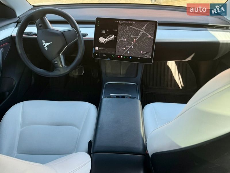 Седан Tesla Model 3 2021 в Львове