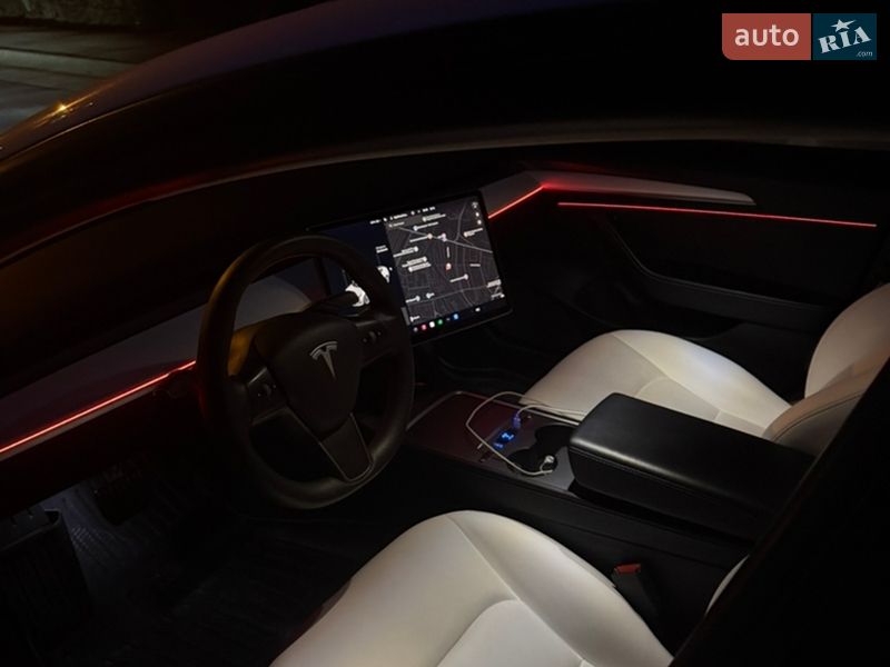 Седан Tesla Model 3 2021 в Львове