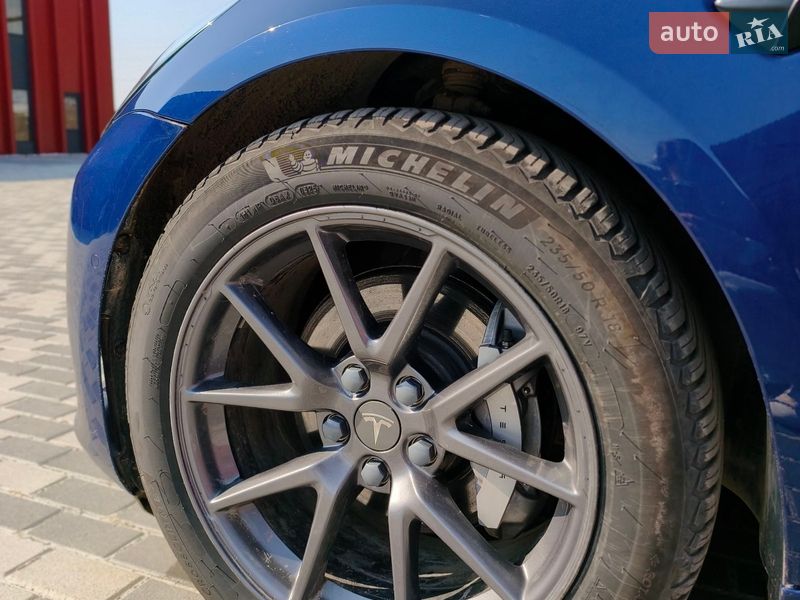 Седан Tesla Model 3 2021 в Львове