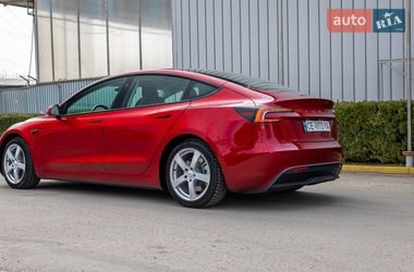 Седан Tesla Model 3 2024 в Черновцах