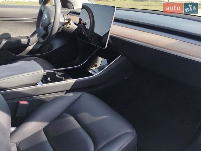 Седан Tesla Model 3 2020 в Ровно