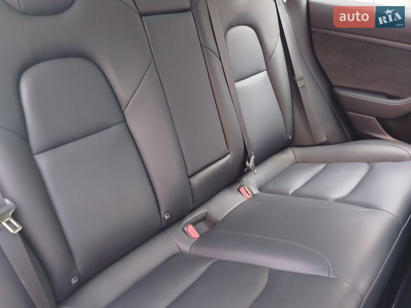 Седан Tesla Model 3 2020 в Ровно