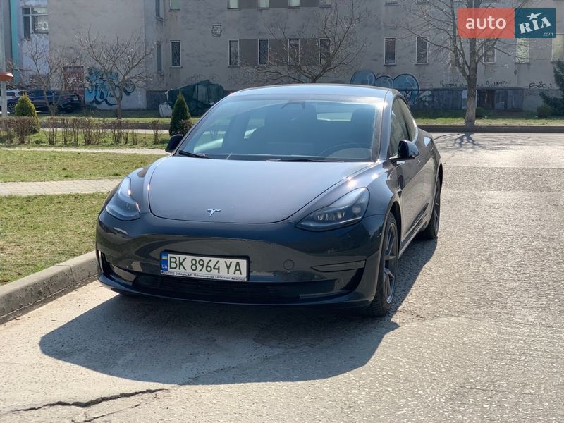 Седан Tesla Model 3 2023 в Вараше