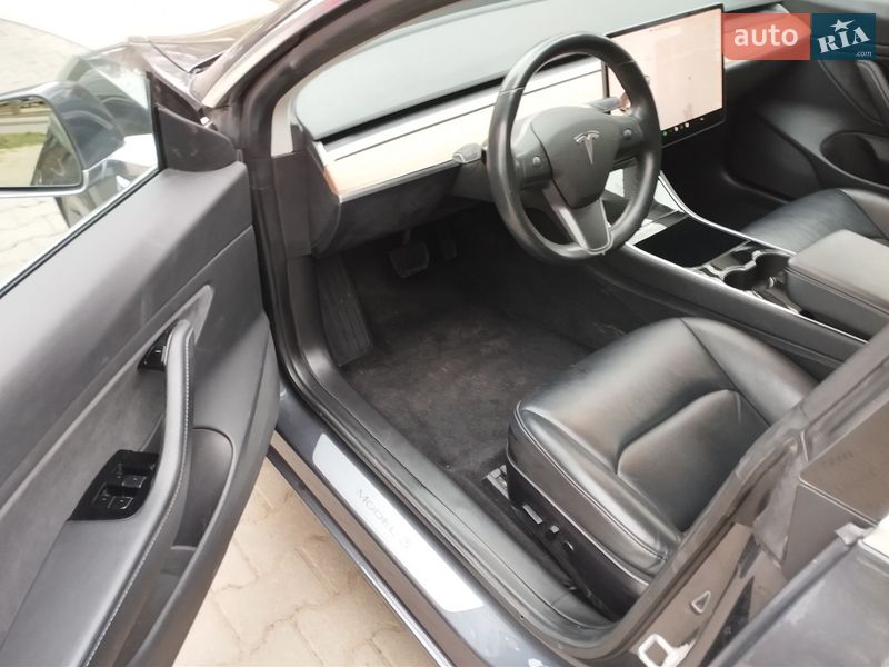 Седан Tesla Model 3 2019 в Ужгороді