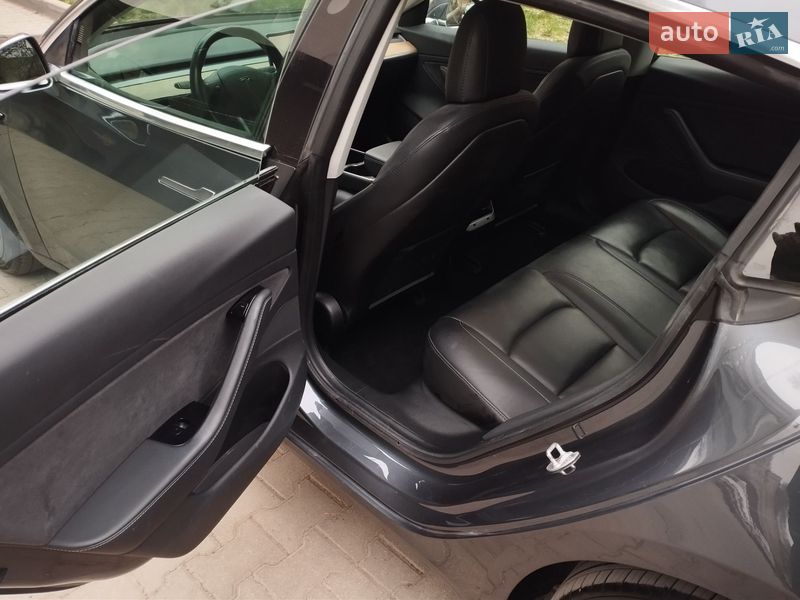 Седан Tesla Model 3 2019 в Ужгороді