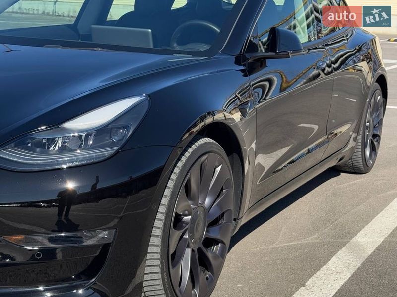 Седан Tesla Model 3 2021 в Черновцах