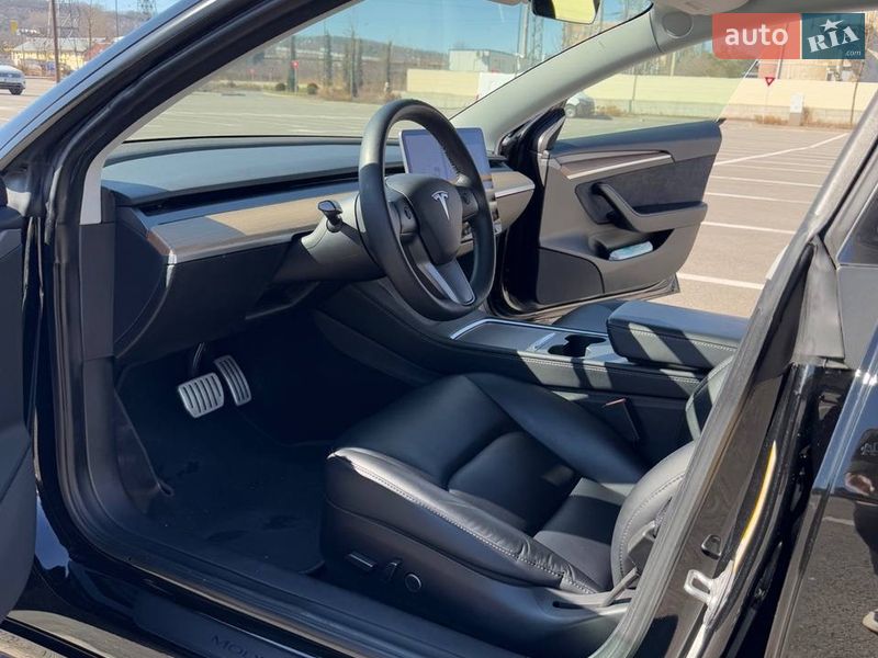 Седан Tesla Model 3 2021 в Черновцах