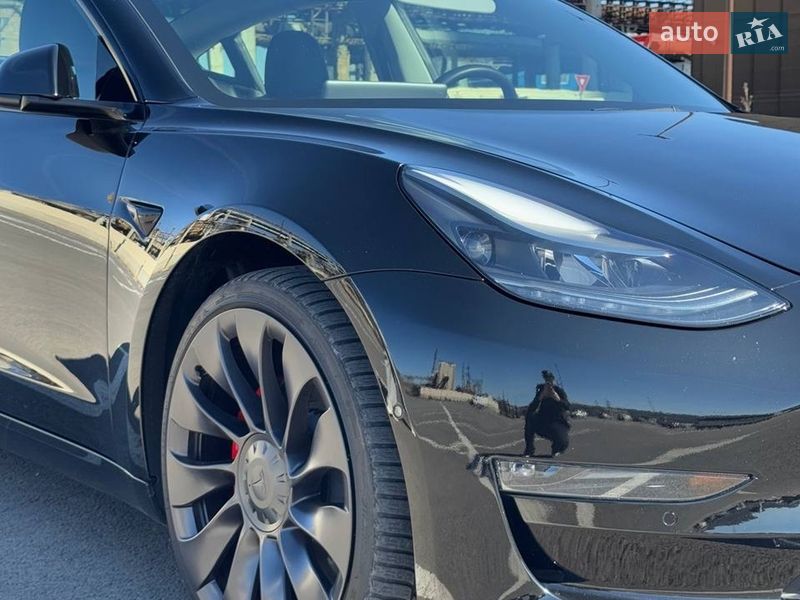 Седан Tesla Model 3 2021 в Черновцах