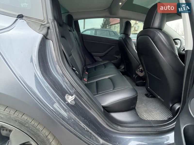 Седан Tesla Model 3 2022 в Львове