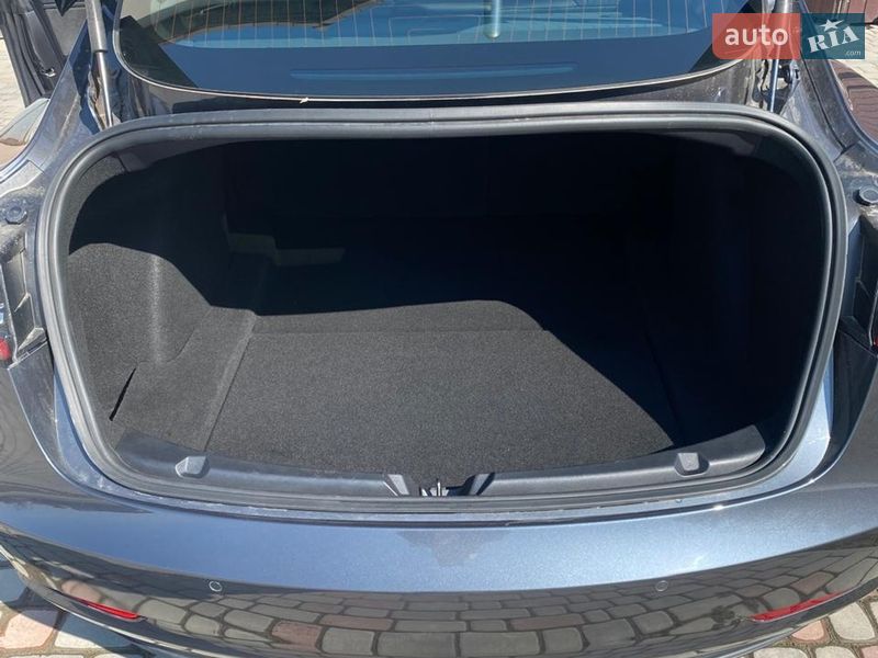 Седан Tesla Model 3 2018 в Ровно