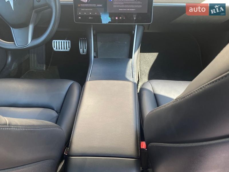 Седан Tesla Model 3 2018 в Ровно