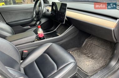 Седан Tesla Model 3 2018 в Бучі