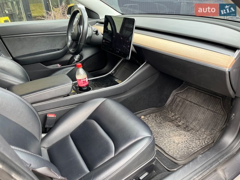 Седан Tesla Model 3 2018 в Бучі