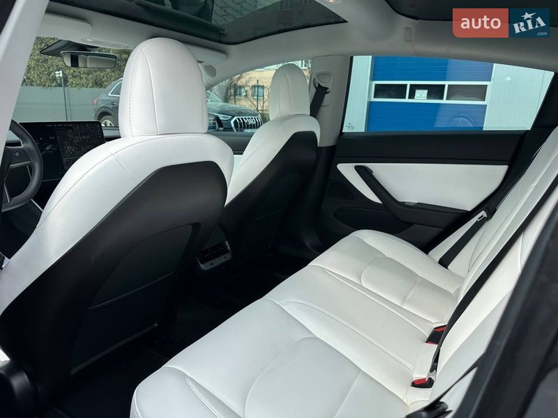 Седан Tesla Model 3 2020 в Львові