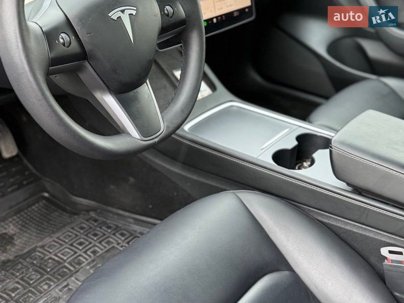 Седан Tesla Model 3 2022 в Черновцах