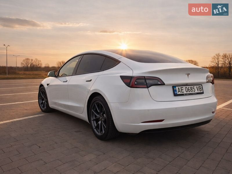 Седан Tesla Model 3 2021 в Виннице