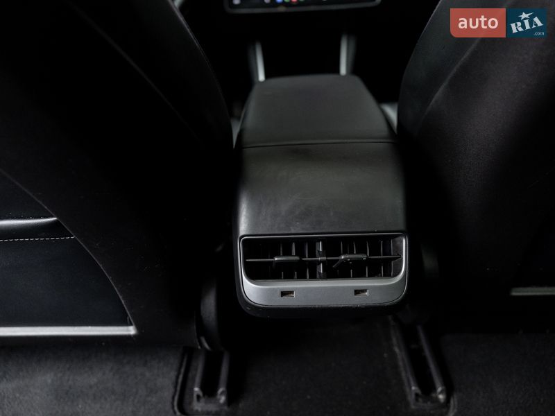 Седан Tesla Model 3 2018 в Житомирі