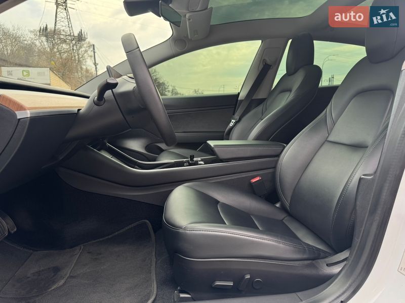 Седан Tesla Model 3 2019 в Киеве