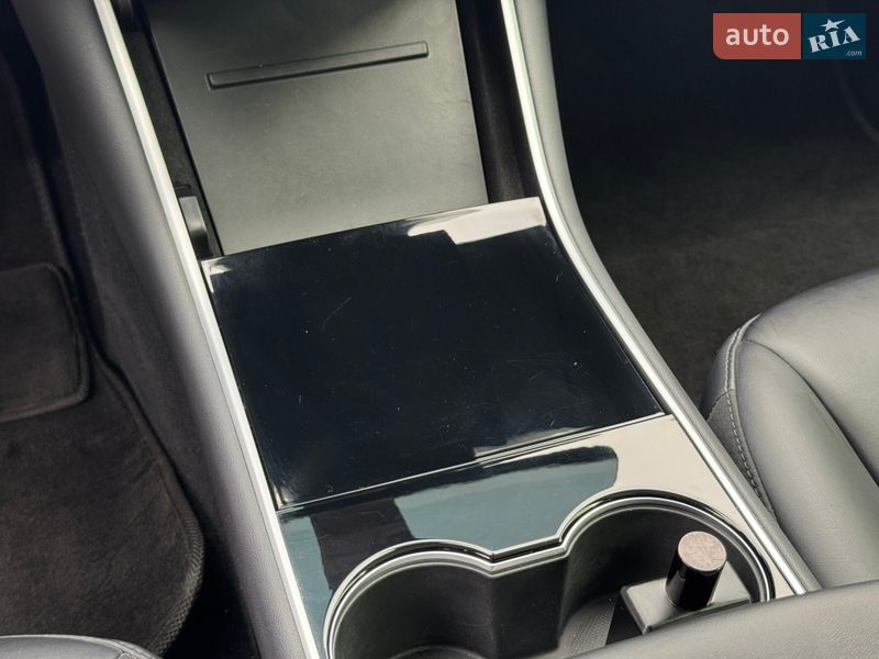 Седан Tesla Model 3 2019 в Киеве