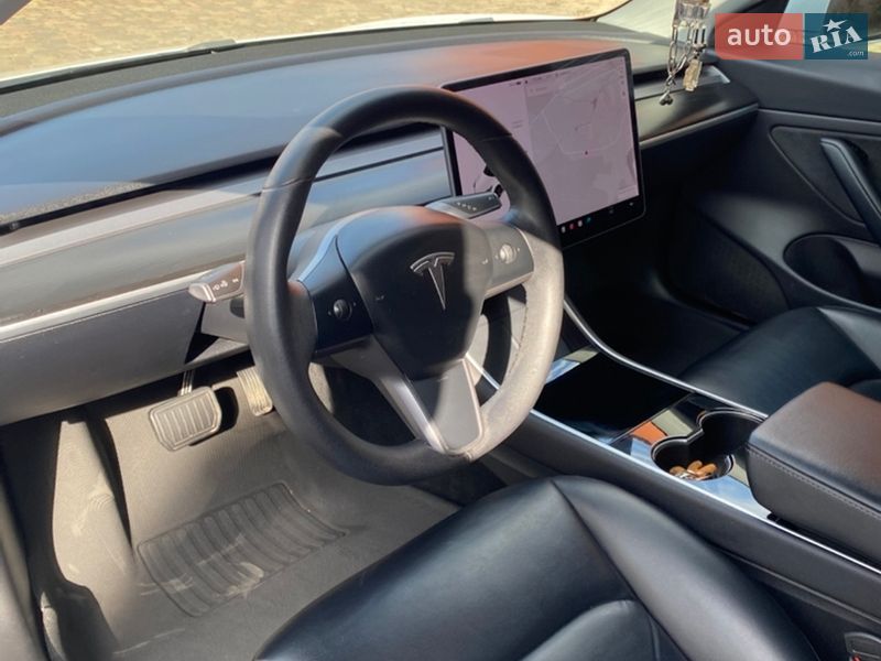 Седан Tesla Model 3 2019 в Ровно