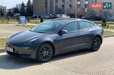 Седан Tesla Model 3 2023 в Вараші