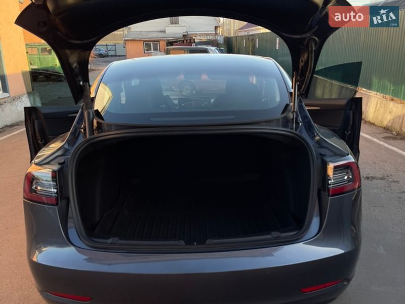 Седан Tesla Model 3 2021 в Коростені