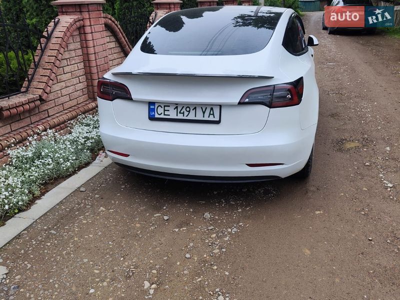 Седан Tesla Model 3 2023 в Чернівцях
