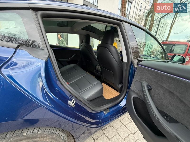 Седан Tesla Model 3 2024 в Львове