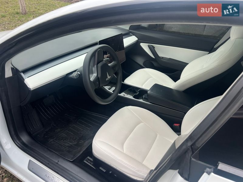 Седан Tesla Model 3 2020 в Збаражі