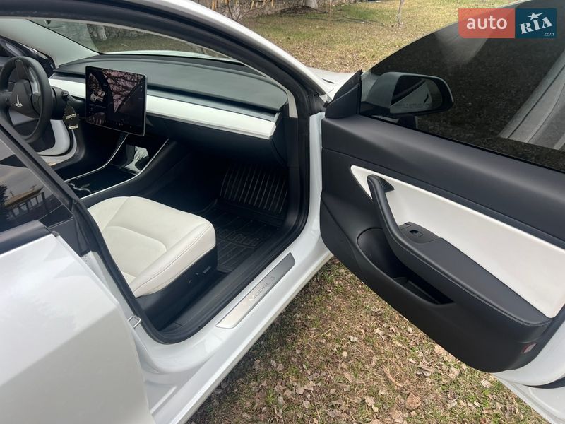 Седан Tesla Model 3 2020 в Збаражі