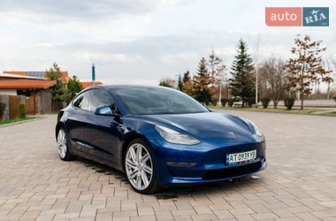 Седан Tesla Model 3 2023 в Івано-Франківську