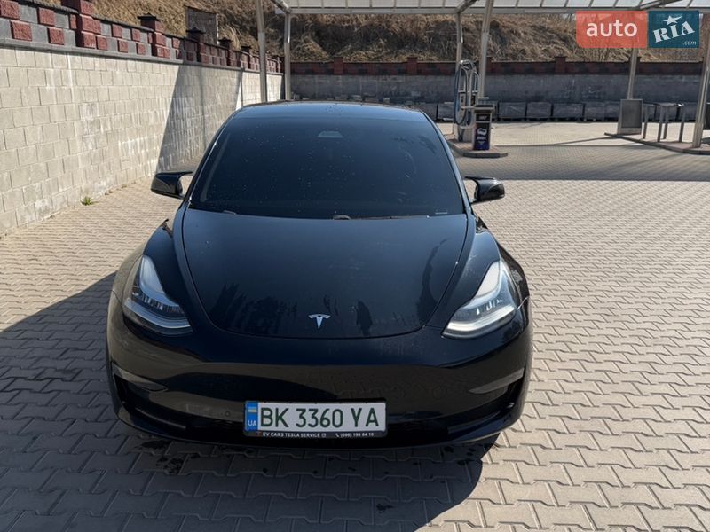 Седан Tesla Model 3 2018 в Ровно