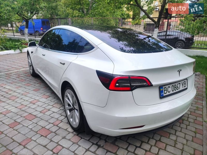Седан Tesla Model 3 2018 в Львове