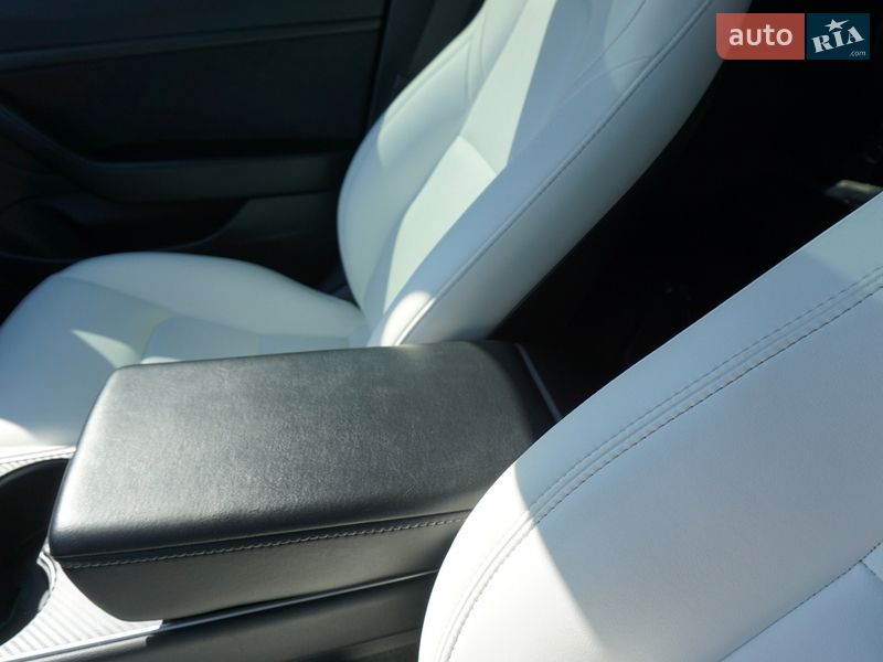 Седан Tesla Model 3 2019 в Киеве