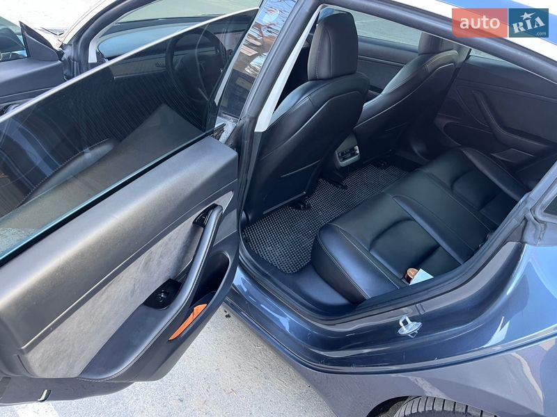 Седан Tesla Model 3 2020 в Радомишлі
