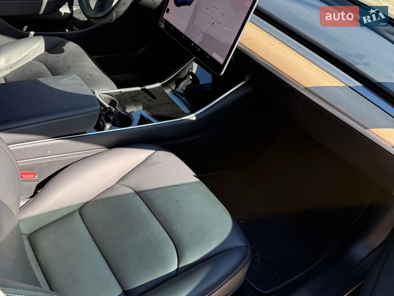 Седан Tesla Model 3 2018 в Смілі
