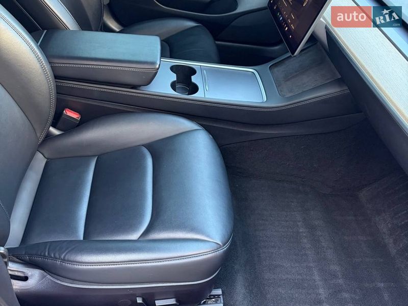 Седан Tesla Model 3 2022 в Луцьку