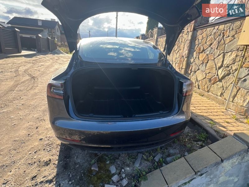 Седан Tesla Model 3 2018 в Львові