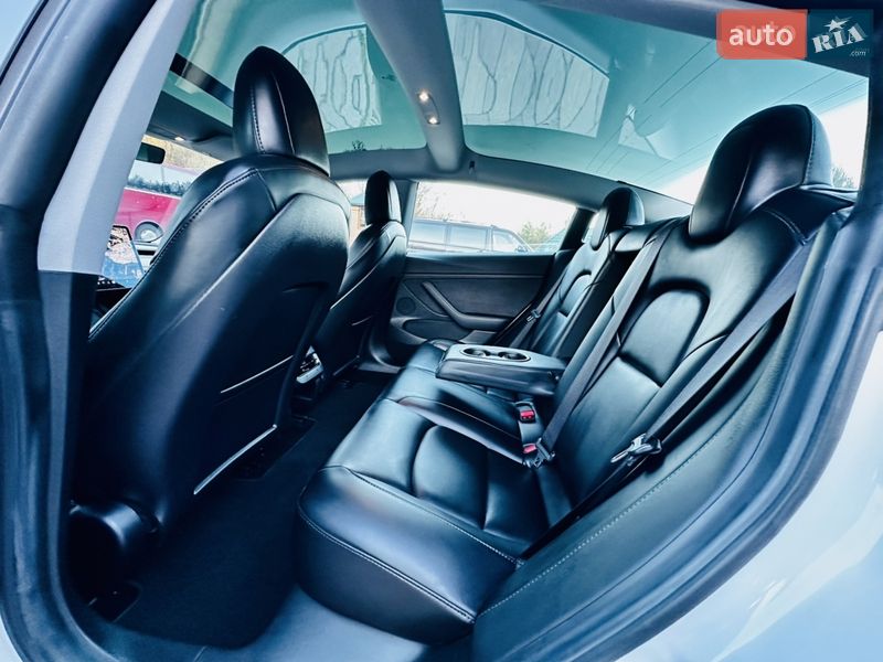 Седан Tesla Model 3 2021 в Виннице